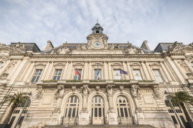 Tours, France - 8 Şubat 2020: Tarihi şehir merkezinde bir kış günü belediye binasının önündeki mimari detay ve sokak atmosferi