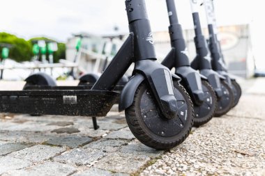Lizbon, Portekiz - 27 Ekim 2020: KIRD marka E-Scooter 'ın yakın çekimi bir sonbahar günü Lizbon Explo mahallesine park edildi.