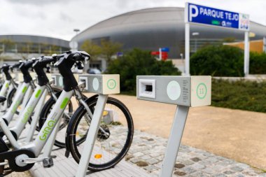 Lizbon, Portekiz - 27 Ekim 2020: GIRA kamu bisikletlerini Lizbon 'un ExPO bölgesinde sonbahar günü yakın çekim