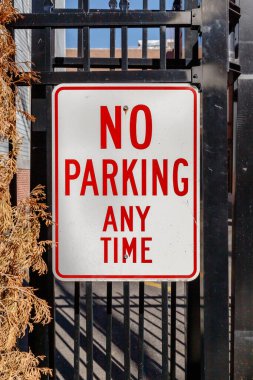 New York 'un Brooklyn ilçesindeki bir caddenin kapısında her zaman yol işareti yok.