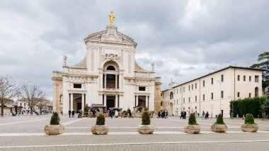Santa Maria degli Angeli, Assisi, İtalya - 31 Aralık 2023: Santa Maria degli Angeli köyündeki Aziz Mary Bazilikası 'nın mimari ayrıntıları