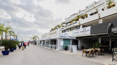 Vilamoura, Quarteira, Portekiz - 23 Ekim 2024: Bir sonbahar günü limandaki sokak atmosferi ve mimarisi