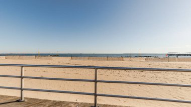 Güzel bir kış gününde Coney Adası Sahili, Brooklyn, New York, ABD