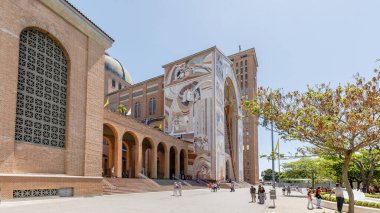 Aparecida, Rio de Janeiro, Brezilya - 23 Ekim 2025: Güzel bir bahar gününde Aparecida Hanımefendimizin Sığınağı ve Bazilikası