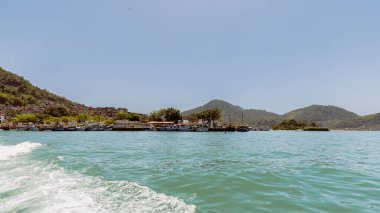 Angra dos Reis, Brezilya ve Aracatiba, Ilha Grande (Büyük Ada), Rio de Janeiro, Brezilya arasında bir kış günü yapılan tekne gezisinin görüntüsü