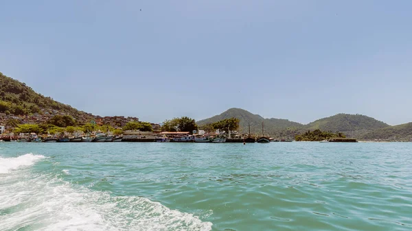 Angra dos Reis, Brezilya ve Aracatiba, Ilha Grande (Büyük Ada), Rio de Janeiro, Brezilya arasında bir kış günü yapılan tekne gezisinin görüntüsü