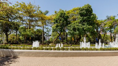 Aparecida, Rio de Janeiro, Brezilya - 23 Ekim 2025: Güzel bir bahar gününde Aparecida Hanımefendimizin Sığınağı ve Bazilikası