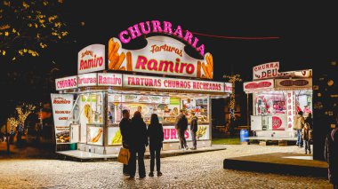 Braga, Portekiz - 24 Aralık 2025: Noel arifesinde tarihi şehir merkezinde gece için dükkanlar aydınlatıldı