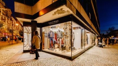 Braga, Portekiz - 24 Aralık 2025: Noel arifesinde tarihi şehir merkezinde gece için dükkanlar aydınlatıldı