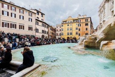 Roma, İtalya - 29 Aralık 2023: Trevi Meydanı 'ndaki Trevi Çeşmesi (Piazza di Trevi) bir kış günü turistlerin ziyaret ettiği tarihi şehir merkezinde