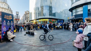 Büyük Londra, Birleşik Krallık - 3 Ocak 2025: Bir kış günü Leicester Meydanı 'nın sokak atmosferi ve mimarisi