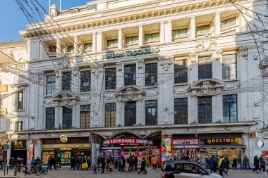 Londra, Birleşik Krallık - 3 Ocak 2025: Piccadilly Sirki 'nde Londra Tracadero' nun cephesi ve atmosferi