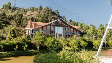 Campos do Jordao, Brezilya - 22 Ekim 2025: Tipik bir bahar günü tatil köyü mimarisi