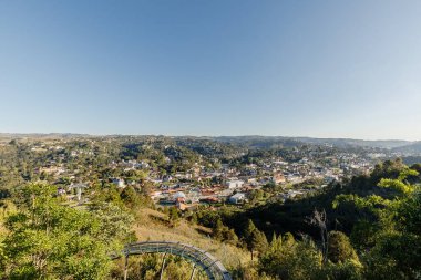Campos do Jordao, Brezilya - 22 Ekim 2025: Bir bahar günü şehir merkezinin havadan görünüşü
