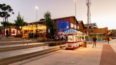 Campos do Jordao, Brezilya - 22 Ekim 2025: Capivari Park 'ta mimarlık ve sokak atmosferi, bir bahar günü Noel tatiline hazırlanıyor