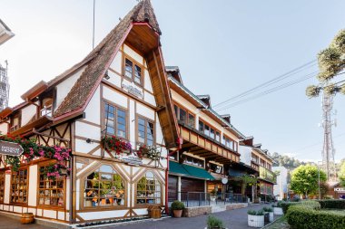 Campos do Jordao, Brezilya - 22 Ekim 2025: Tarihi şehir merkezinde mimarlık ve sokak atmosferi Bir bahar günü Noel tatiline hazırlanıyor