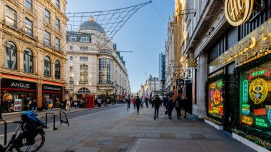 Büyük Londra, Birleşik Krallık - 3 Ocak 2025: Tarihi bir kış gününde, tipik alışveriş caddelerinin mimarisi ve atmosferi
