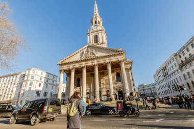 Büyük Londra, İngiltere - 3 Ocak 2025: Trafalgar Meydanı 'ndaki St. Martin-in-the-Fields kilisesinin mimari ayrıntıları