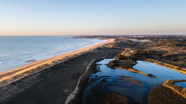 Gachere 'ın hava aracı görüntüsü Brem sur Mer, Vendee, Fransa' da bir kış günü gün batımında batıyor.