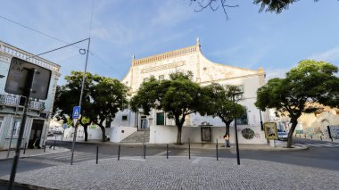 Faro, Portekiz - 18 Ekim 2024: Tarihi şehir merkezindeki Monet Oblectando binasının cephesi bir sonbahar günü