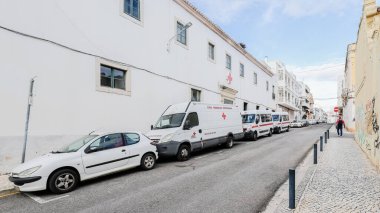 Faro, Portekiz - 18 Ekim 2024: Tarihi kent merkezinin caddesinde bir sonbahar günü ambulans faaliyet gösterdi