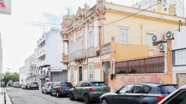 Faro, Portekiz - 18 Ekim 2024: Tarihi şehir merkezinde bir sonbahar günü tipik bir yerleşim yerinin mimari ayrıntıları