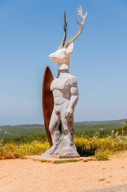 Nazare, Portekiz - 28 Mayıs 2024: Heykeltıraş Adalia Alberto 'nun Veado heykeli yerel efsanenin birleşimini temsil ediyor.