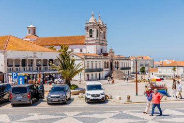 Nazare, Portekiz - 28 Mayıs 2024: Nazare Sitio 'nun merkezi meydanı güzel bir bahar gününde turistleri ve sokak satıcılarıyla birlikte tepede