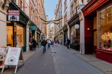 Büyük Londra, Birleşik Krallık - 3 Ocak 2025: Tarihi bir kış gününde, tipik alışveriş caddelerinin mimarisi ve atmosferi
