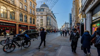Büyük Londra, Birleşik Krallık - 3 Ocak 2025: Tarihi bir kış gününde, tipik alışveriş caddelerinin mimarisi ve atmosferi