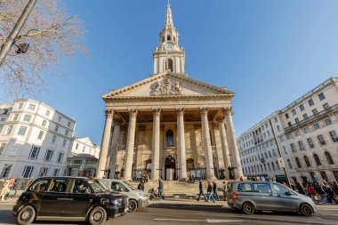 Büyük Londra, İngiltere - 3 Ocak 2025: Trafalgar Meydanı 'ndaki St. Martin-in-the-Fields kilisesinin mimari ayrıntıları