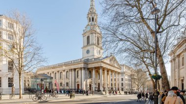 Büyük Londra, İngiltere - 3 Ocak 2025: Trafalgar Meydanı 'ndaki St. Martin-in-the-Fields kilisesinin mimari ayrıntıları