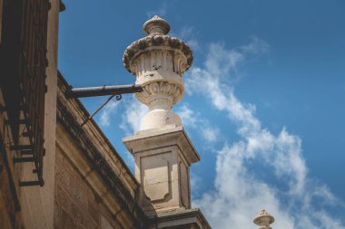 Toledo, İspanya - 28 Nisan 2018: Mimari detay geleneksel alışveriş bölgesinde bir bahar gününde şehrin