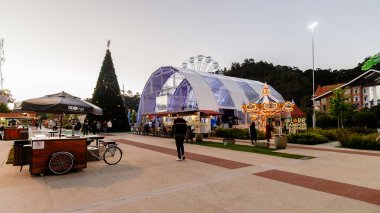 Campos do Jordao, Brezilya - 22 Ekim 2025: Capivari Park 'ta mimarlık ve sokak atmosferi, bir bahar günü Noel tatiline hazırlanıyor