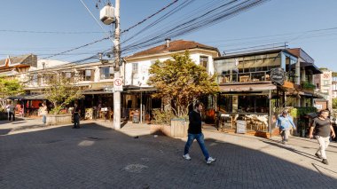 Campos do Jordao, Brezilya - 22 Ekim 2025: Tarihi şehir merkezinde mimarlık ve sokak atmosferi Bir bahar günü Noel tatiline hazırlanıyor