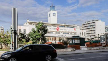 Faro, Portekiz - 18 Ekim 2024: Tarihi bir sonbahar günü Mercado Belediyesi 'nin (Belediye Pazarı) mimarisi ve sokak atmosferi