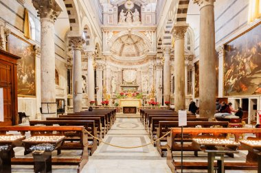 Pisa, Toskana, İtalya - 4 Ocak 2024: Güzel bir kış gününde turistler tarafından ziyaret edilen Pisa Katedrali