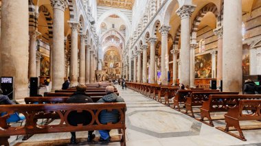 Pisa, Toskana, İtalya - 4 Ocak 2024: Güzel bir kış gününde turistler tarafından ziyaret edilen Pisa Katedrali