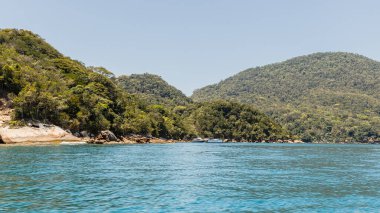 Angra dos Reis, Brezilya ve Aracatiba, Ilha Grande (Büyük Ada), Rio de Janeiro, Brezilya arasında bir kış günü yapılan tekne gezisinin görüntüsü