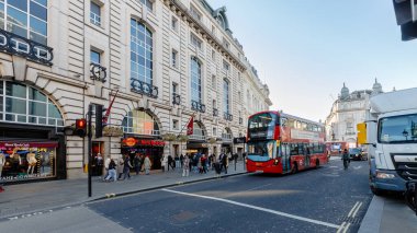 Büyük Londra, İngiltere, Birleşik Krallık - 3 Ocak 2025: Ünlü Piccadilly Sirki 'nin mimari ayrıntıları ve atmosferi