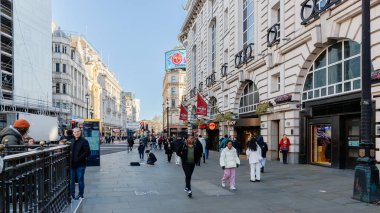 Büyük Londra, İngiltere, Birleşik Krallık - 3 Ocak 2025: Ünlü Piccadilly Sirki 'nin mimari ayrıntıları ve atmosferi