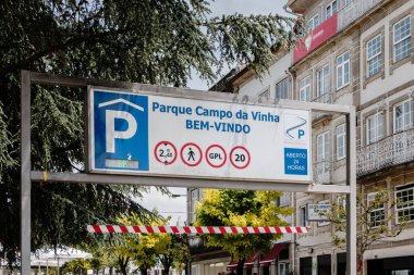 Braga, Portekiz - 23 Mayıs 2018 Campo da Vinha otoparkını gösteren yol tabelası bir bahar günü şehir merkezine hoş geldiniz diyor..