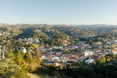 Campos do Jordao, Brezilya - 22 Ekim 2025: Bir bahar günü şehir merkezinin havadan görünüşü