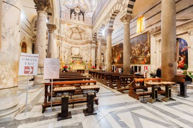 Pisa, Toskana, İtalya - 4 Ocak 2024: Güzel bir kış gününde turistler tarafından ziyaret edilen Pisa Katedrali