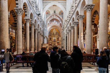 Pisa, Toskana, İtalya - 4 Ocak 2024: Güzel bir kış gününde turistler tarafından ziyaret edilen Pisa Katedrali
