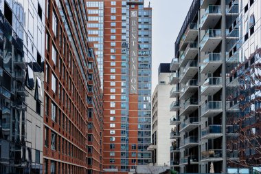 Manhattan, New York, ABD - 16 Şubat 2023: Gri bir kış gününde tipik bir apartman mimarisinin ayrıntıları