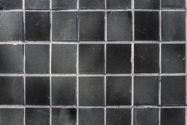 Duvarda siyah kiremitler