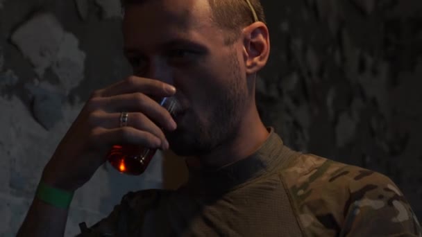 Homme Dans le bâtiment abandonné se reposer, boire du thé et parler . — Video