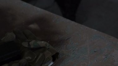 Yerdeki askeri teçhizat. Eski bir binada beton kartuşları ile kamuflaj yelek