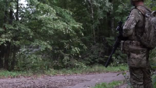 군사는 적에 대하여 공격에 간다. 위장에 군인 소총에서 촬영 — 비디오